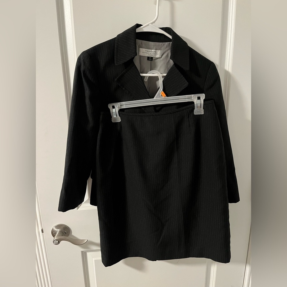 TAHARI Arthur S. Levine Black Pinstripe Skirt & Jacket Set Size 6 Petite